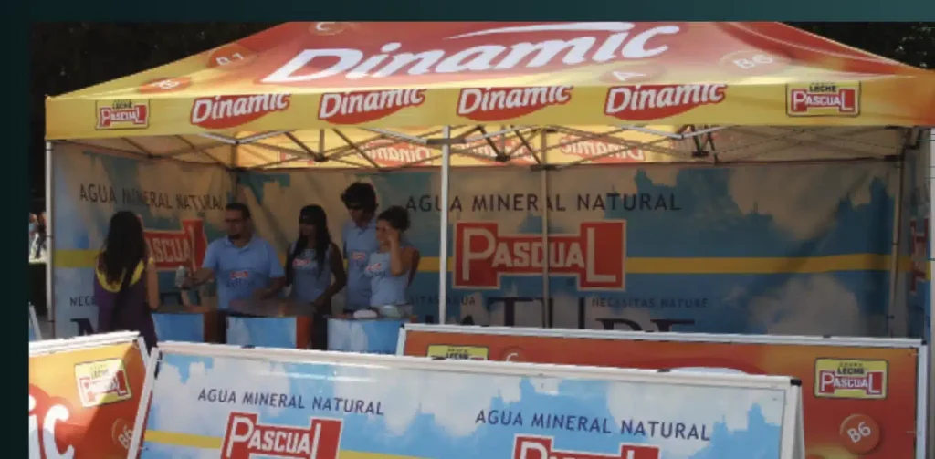 Carpa plegable personalizada por Rotulex con branding de Dinamic y Leche Pascual en un evento promocional. Diseño resistente y llamativo, ideal para ferias y activaciones de marca.