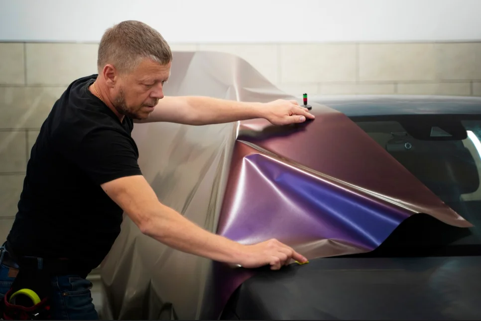 Hombre adhiriendo vinilo adhesivo a un vehículo con Rotulex